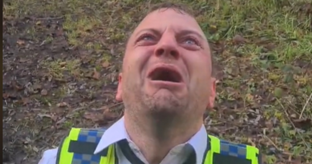 British Cop Screaming at the Sky (Lewis Saunderson)