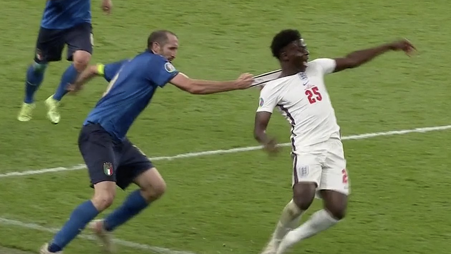 Chiellini Pulling Saka