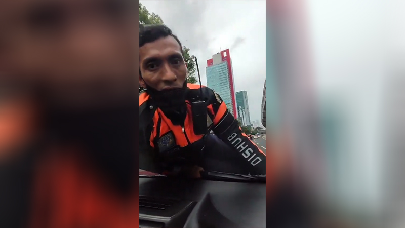 Dishub Officer Stuck on the Car Hood